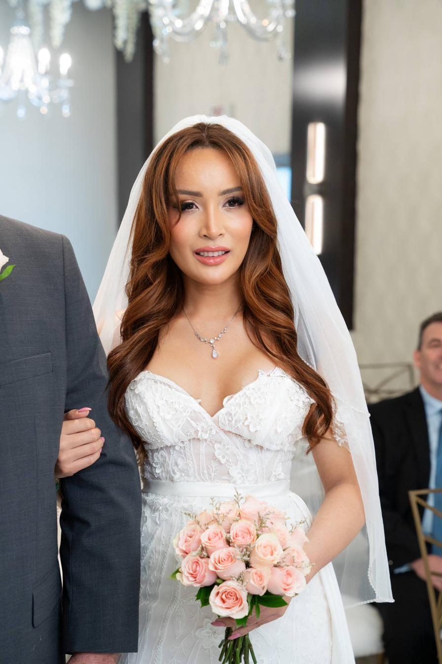 Bridal portrait with veil and bouquet
