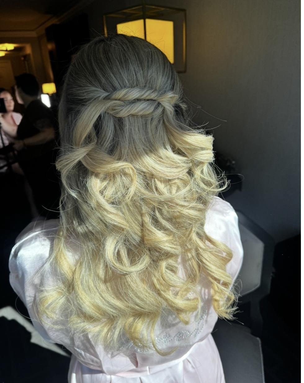 Curled blonde hairstyle from behind